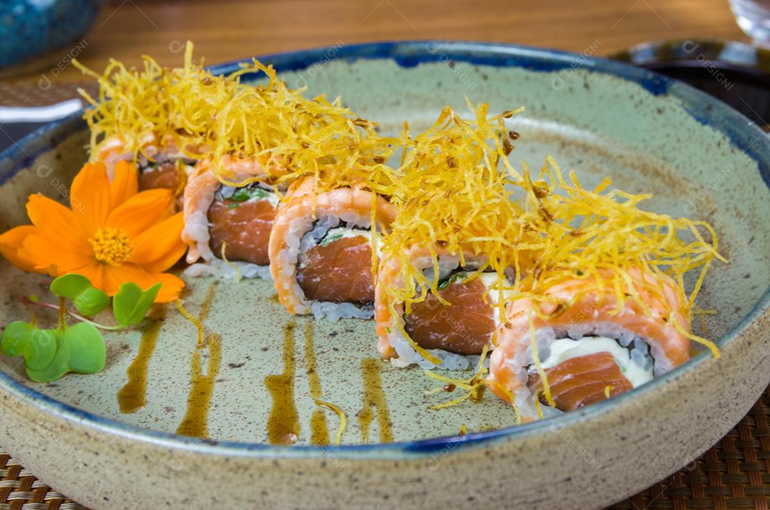 Prato decorado com diferentes sabores de sushi uramaki elegante