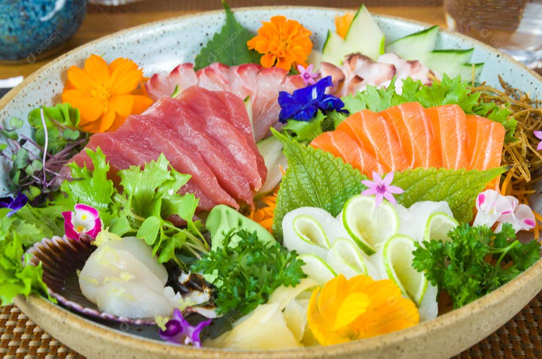 Prato decorado com diferentes sabores de sushi sashimi elegante, salmão, atum, linguado, salmão queimado