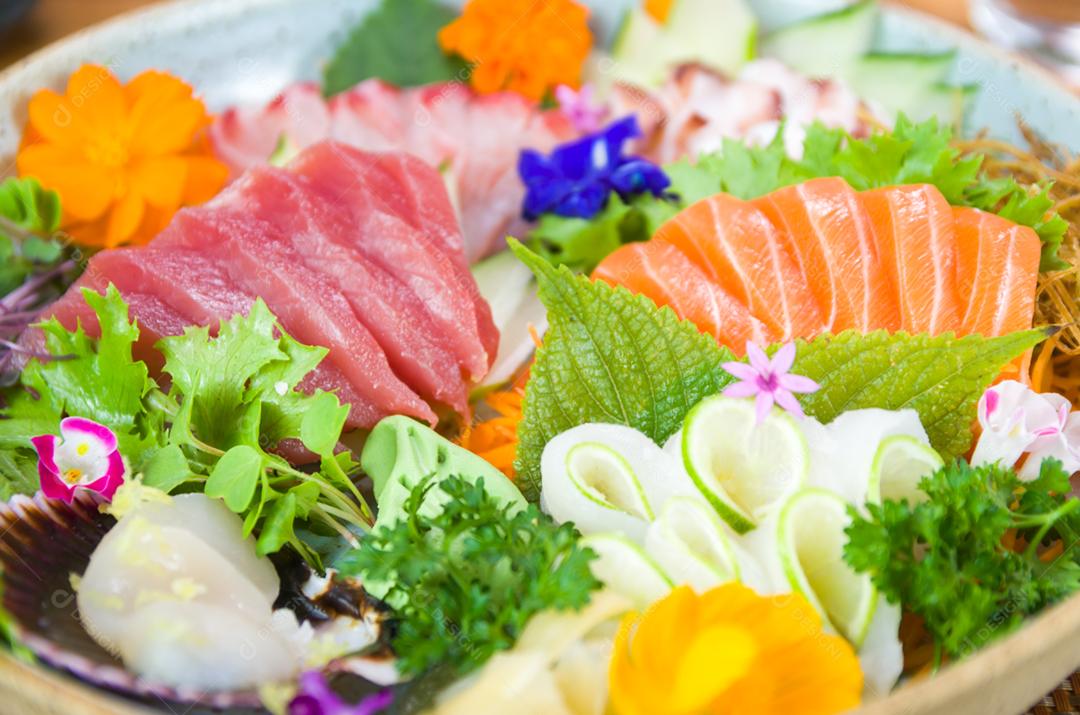 Prato decorado com diferentes sabores de sushi sashimi elegante, salmão, atum, linguado, salmão queimado