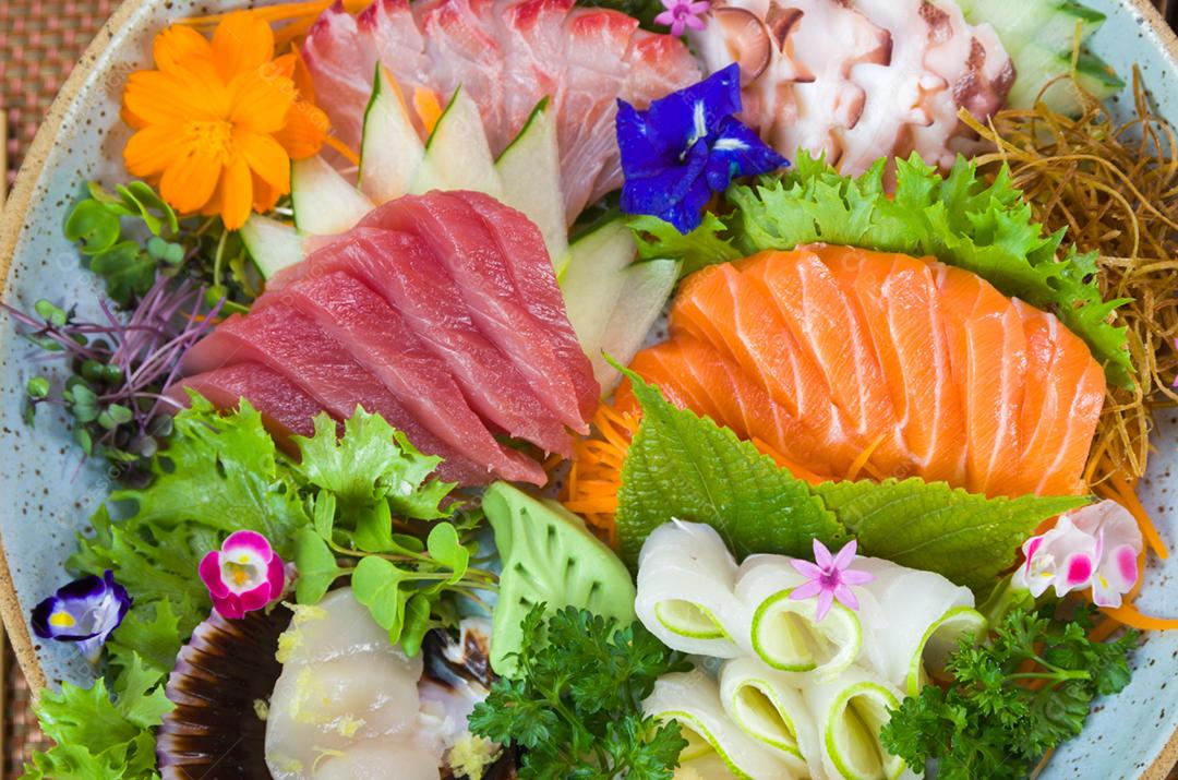 Prato decorado com diferentes sabores de sushi sashimi elegante, salmão, atum, linguado, salmão queimado
