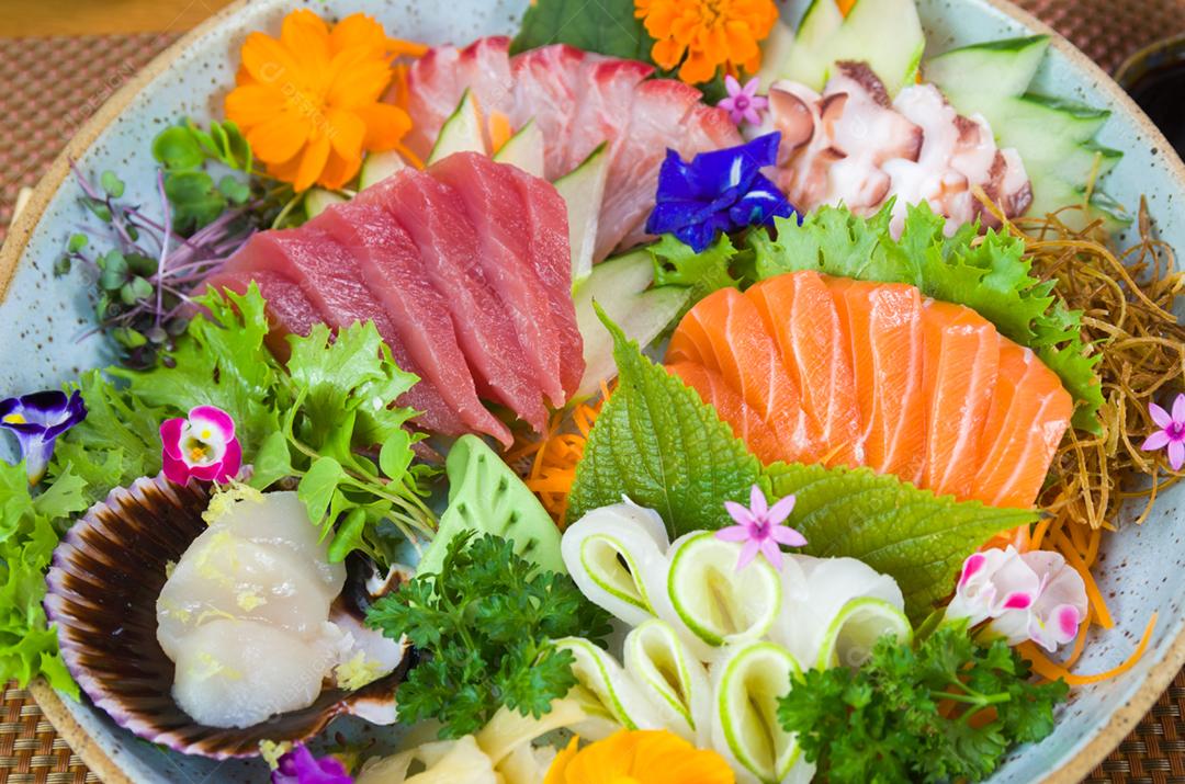 Prato decorado com diferentes sabores de sushi sashimi elegante, salmão, atum, linguado, salmão queimado