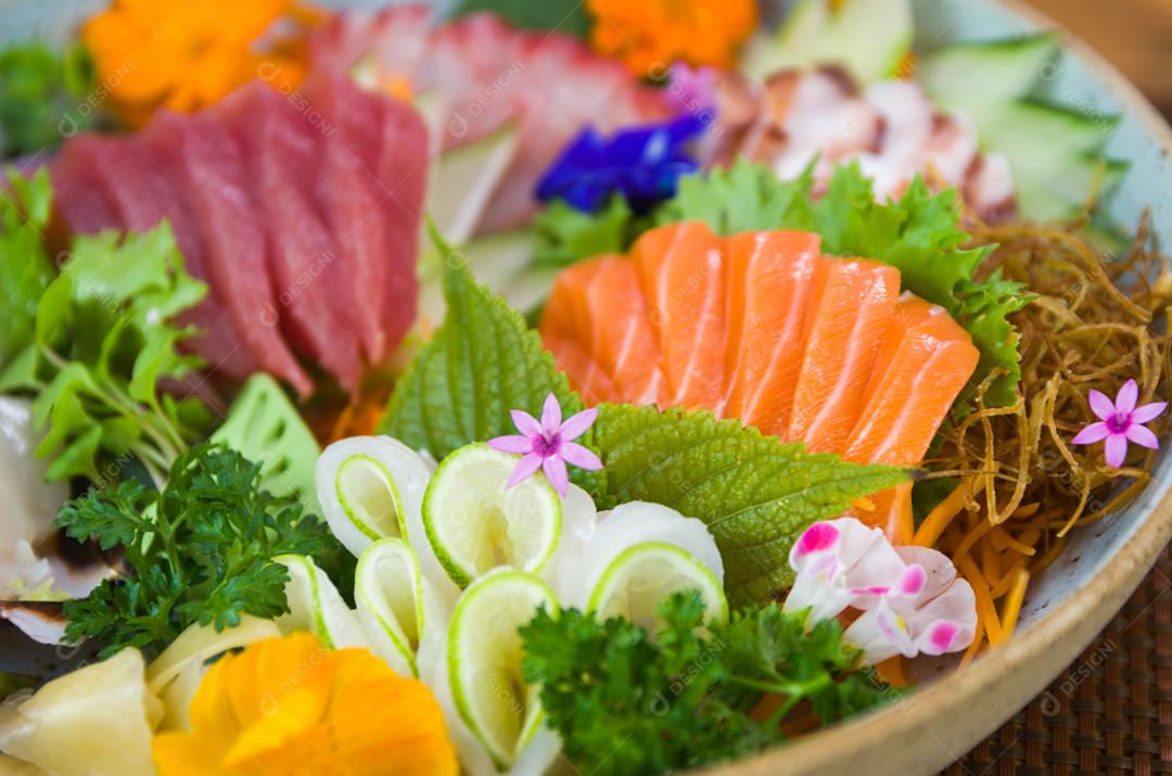 Prato decorado com diferentes sabores de sushi sashimi elegante, salmão, atum, linguado, salmão queimado