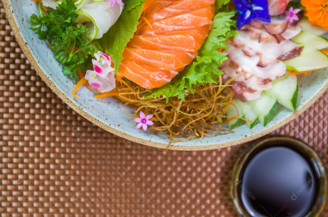 Prato decorado com diferentes sabores de sushi sashimi elegante, salmão, atum, linguado, salmão queimado