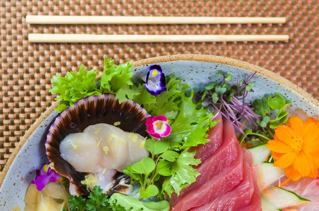 Prato decorado com diferentes sabores de sushi sashimi elegante, salmão, atum, linguado, salmão queimado