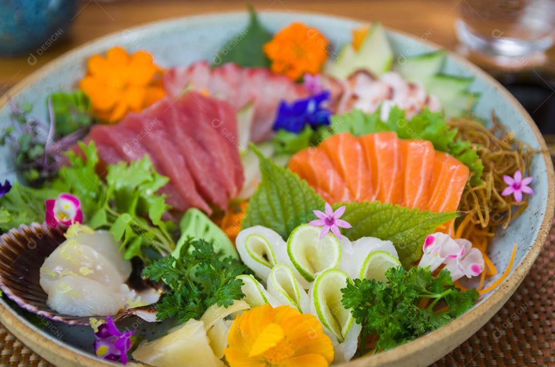 Prato decorado com diferentes sabores de sushi sashimi elegante, salmão, atum, linguado, salmão queimado