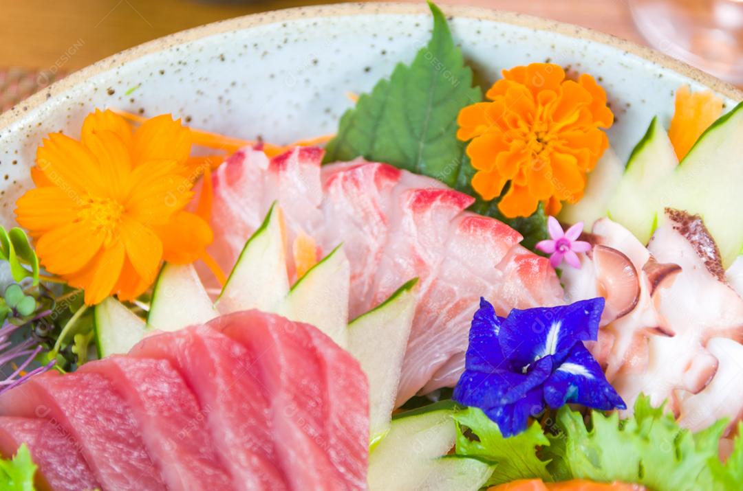 Prato decorado com diferentes sabores de sushi sashimi elegante, salmão, atum, linguado, salmão queimado