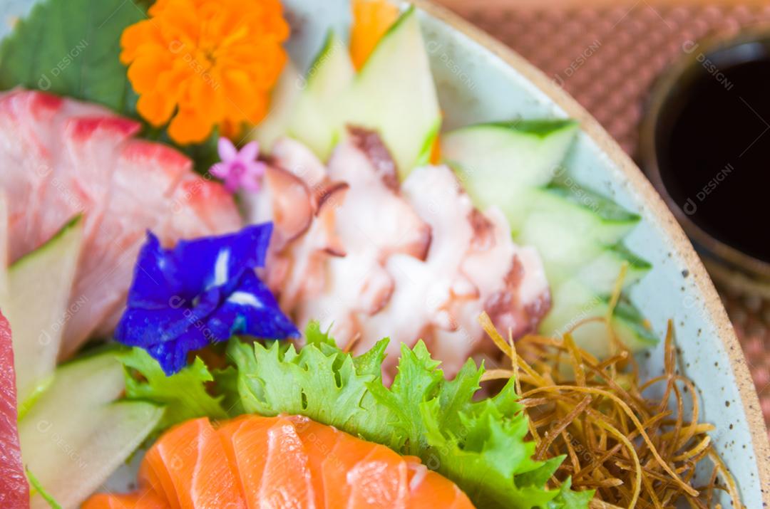 Prato decorado com diferentes sabores de sushi sashimi elegante, salmão, atum, linguado, salmão queimado