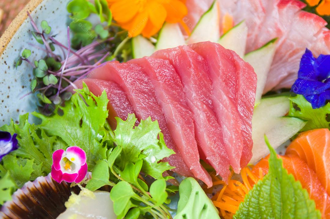 Prato decorado com diferentes sabores de sushi sashimi elegante, salmão, atum, linguado, salmão queimado