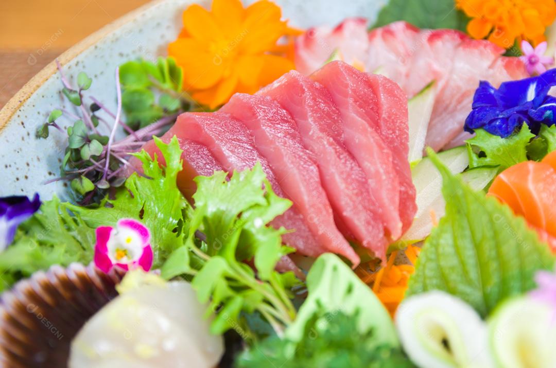 Prato decorado com diferentes sabores de sushi sashimi elegante, salmão, atum, linguado, salmão queimado