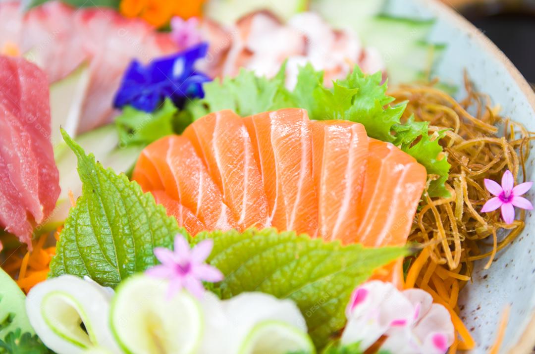 Prato decorado com diferentes sabores de sushi sashimi elegante, salmão, atum, linguado, salmão queimado