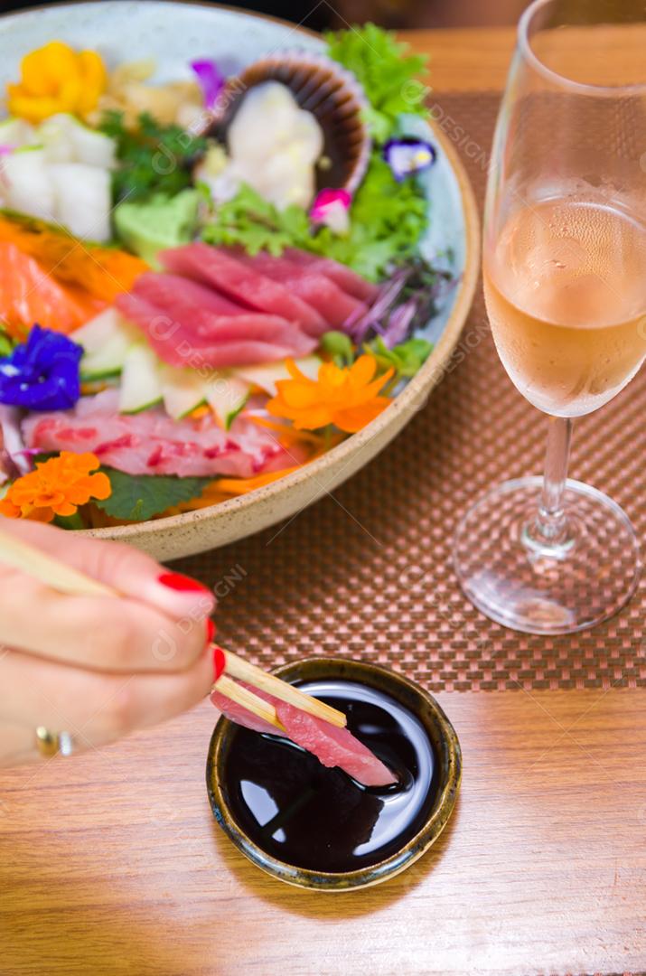 Mulher comendo sushi delicioso, closeup em pauzinhos