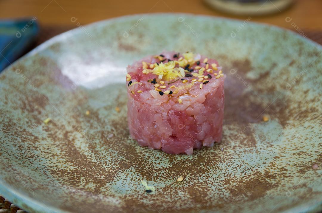 Delicioso tártaro de atum em um prato lindamente decorado.