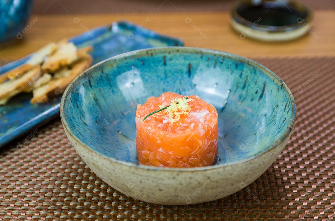 Delícia de tartare de salmão em um lindo prato decorado.