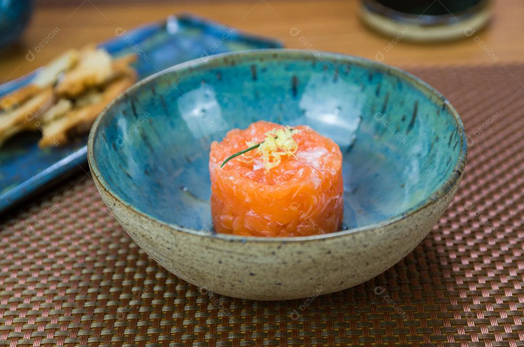 Delícia de tartare de salmão em um lindo prato decorado.