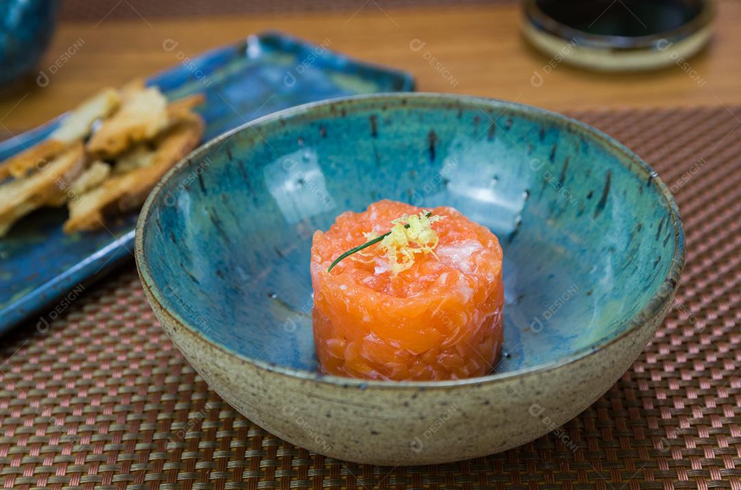 Delícia de tartare de salmão em um lindo prato decorado.