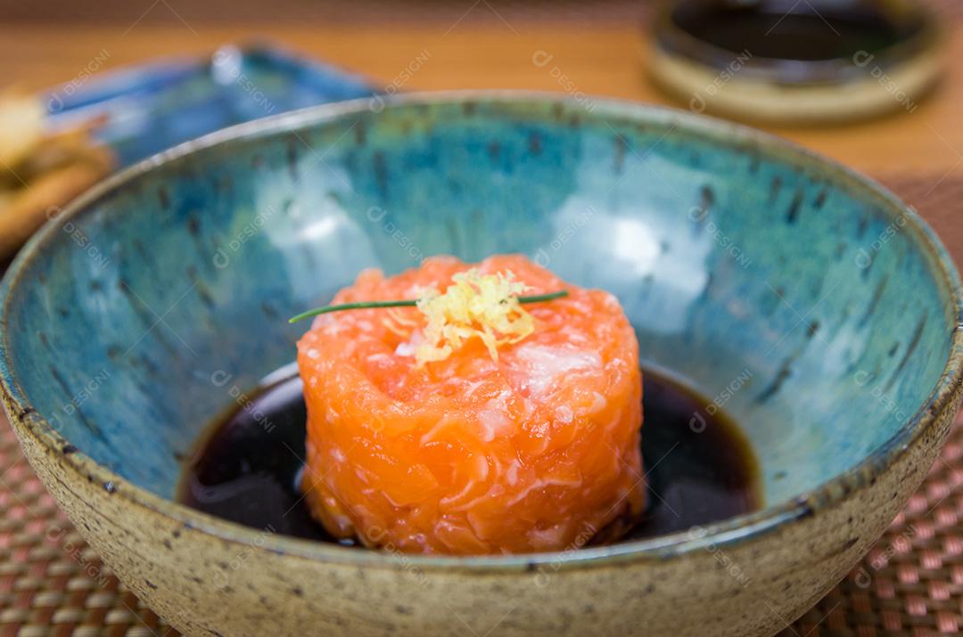 Delícia de tartare de salmão em um lindo prato decorado.