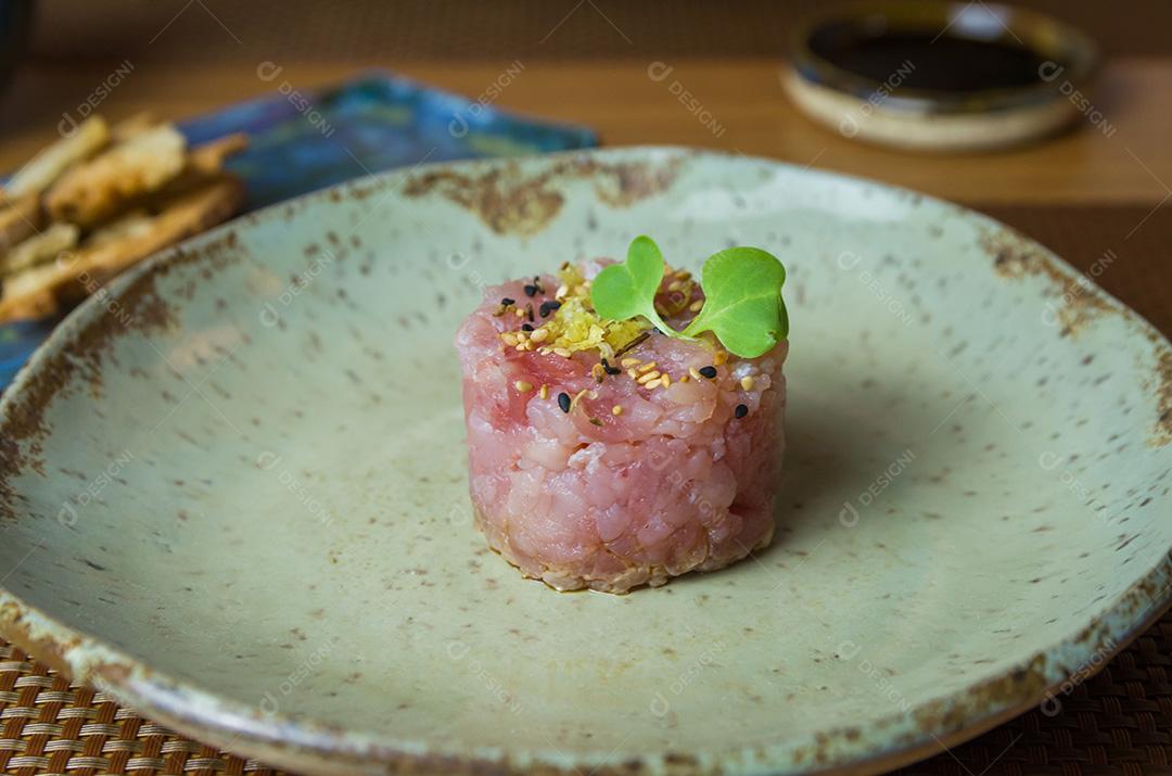 Delicioso tártaro de atum em um prato lindamente decorado.