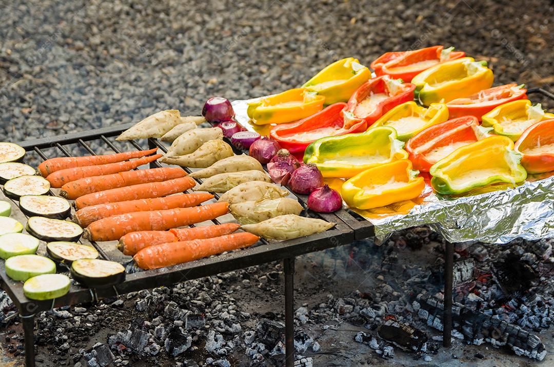 Exposição de carnes e legumes em um churrasco conhecido como Parrilla. T