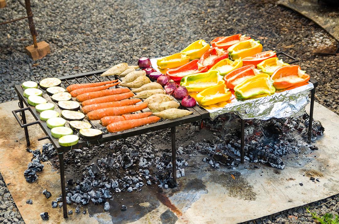Exposição de carnes e legumes em um churrasco conhecido como Parrilla. T