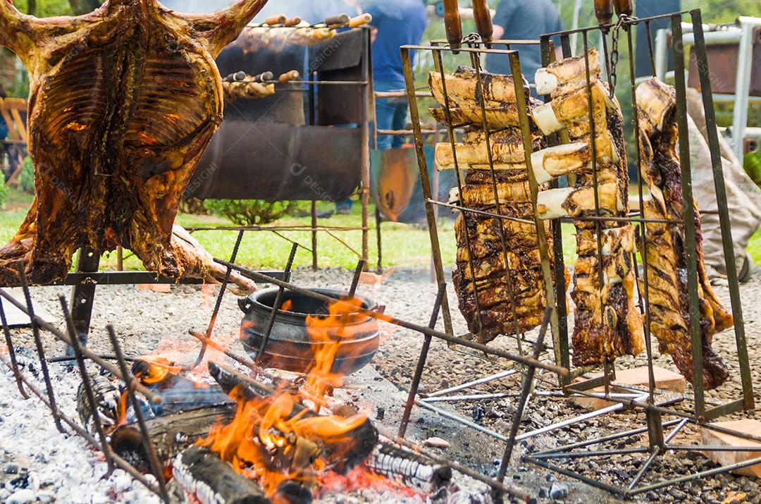 Exposição de carnes e legumes em um churrasco conhecido como Parrilla. T