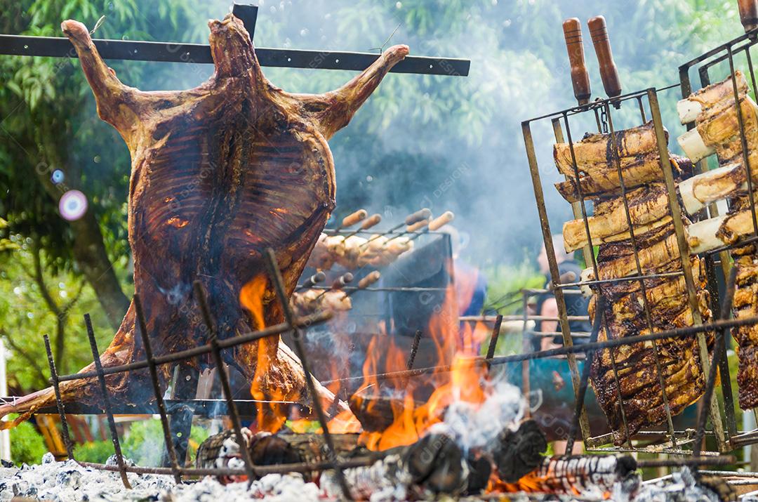 Exposição de carnes e legumes em um churrasco conhecido como Parrilla. T