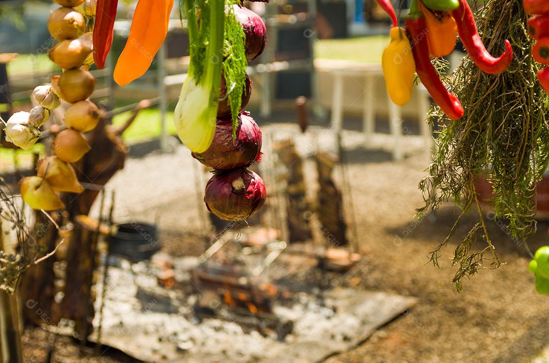 Exposição de carnes e legumes em um churrasco conhecido como Parrilla. T