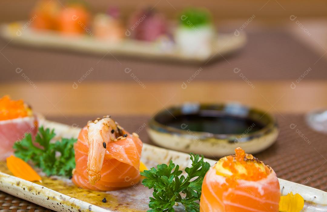 Prato decorado com diferentes sabores de sushi elegante.
