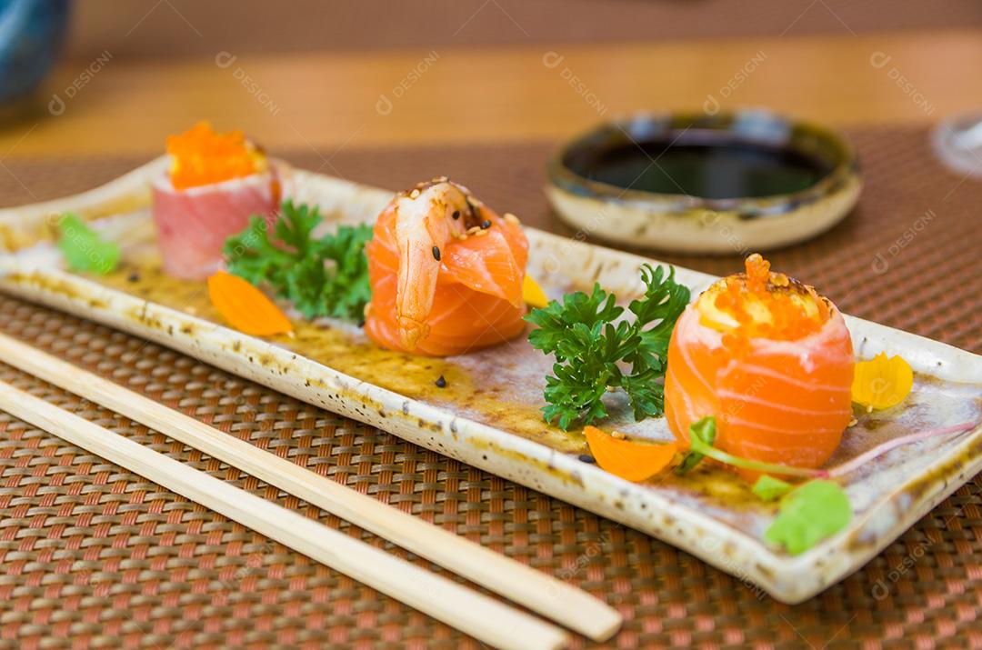 Prato decorado com diferentes sabores de sushi elegante.