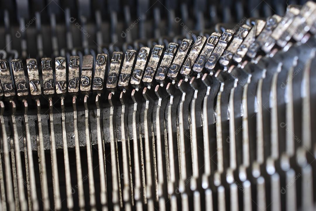 Mecanismo de máquina de escrever vintage. Velhas cartas de metal de máquina de escrever.