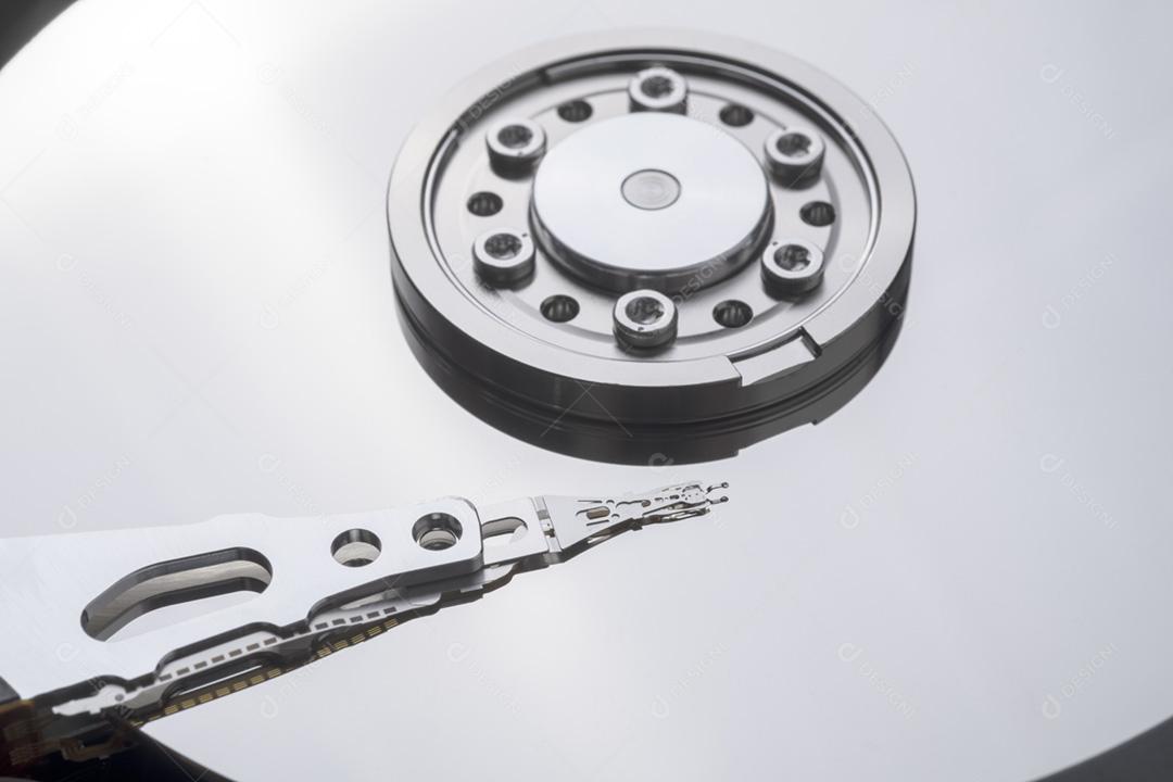 Closeup de peças interiores de um disco rígido de computador