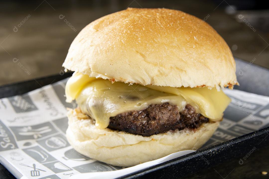 Cheeseburguer sobre prato em um fundo de pedra