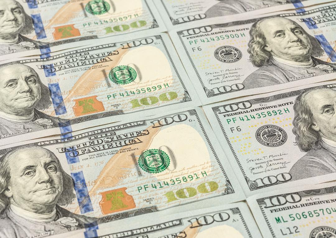 Um groud de notas de cem dólares espalhadas