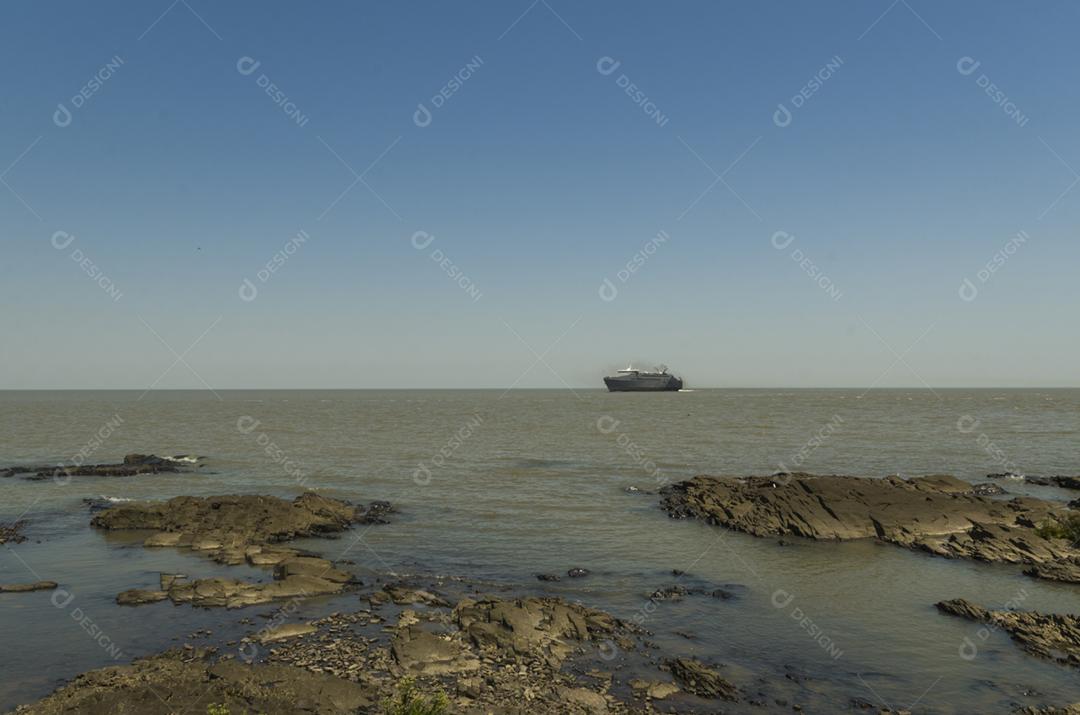 Barco andando sobre mar praia navio