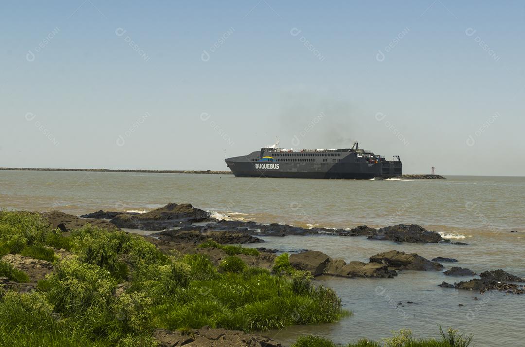 Barco andando sobre mar praia navio
