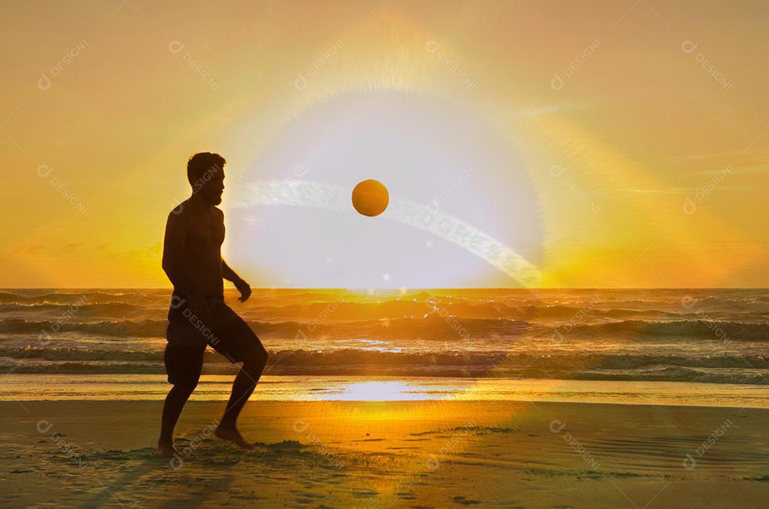 Grande conceito de futebol, homem jogando futebol na praia na hora dourada, pôr do sol