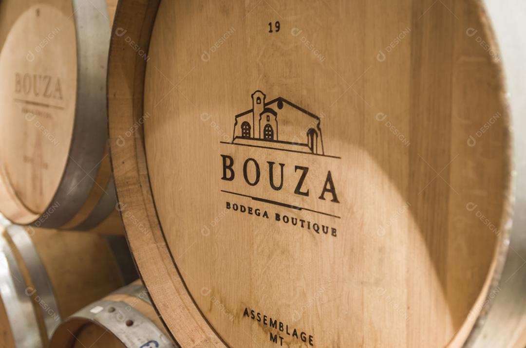 Barris de carvalho da famosa Bodega Bouza, vinícola de vinhos finos do Uruguai.