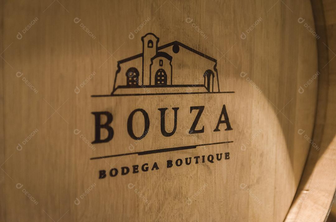 Barris de carvalho da famosa Bodega Bouza, vinícola de vinhos finos do Uruguai.