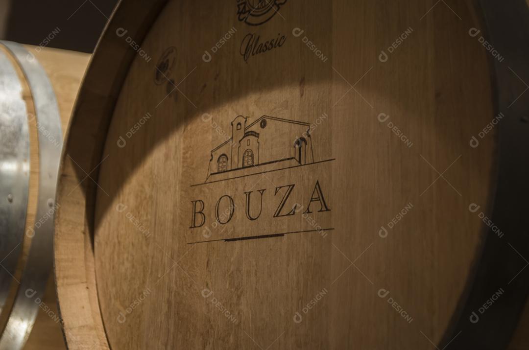 Barris de carvalho da famosa Bodega Bouza, vinícola de vinhos finos do Uruguai.