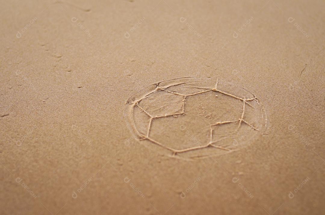Grande conceito de futebol, marca de bola na areia da praia.
