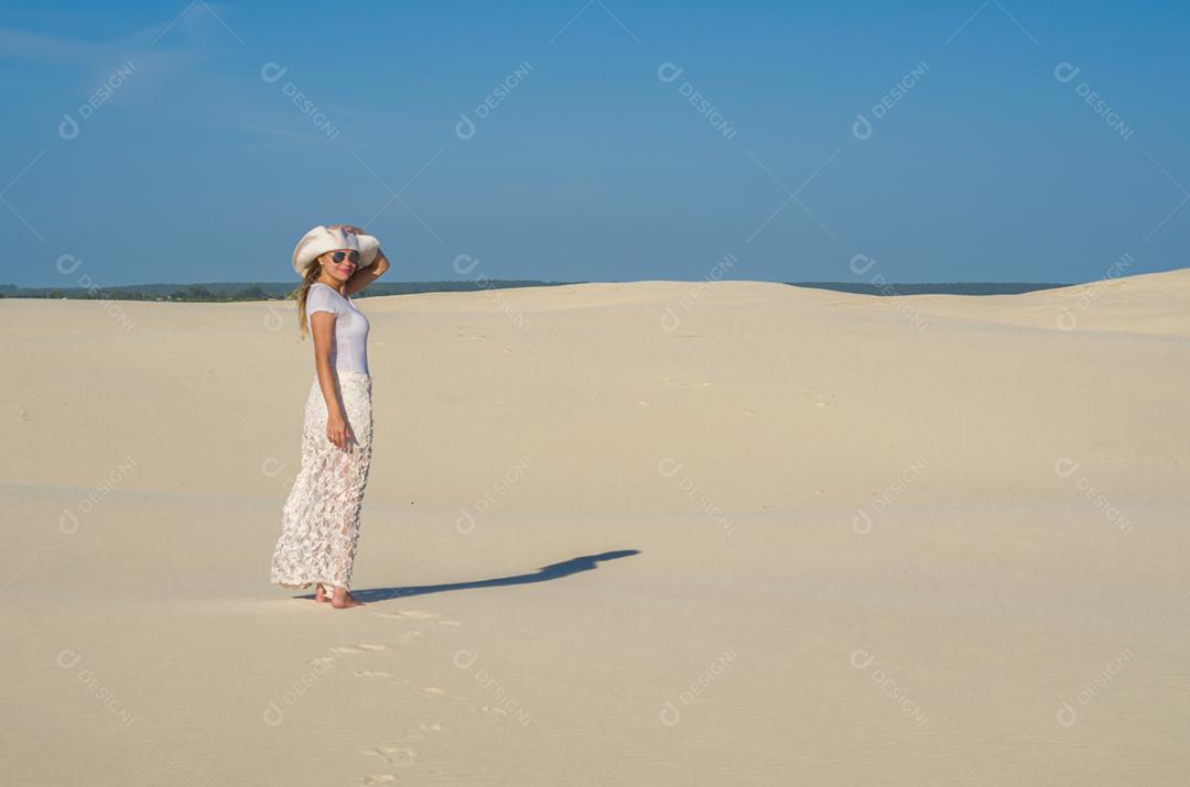 Jovem mulher andando nas dunas, deserto.