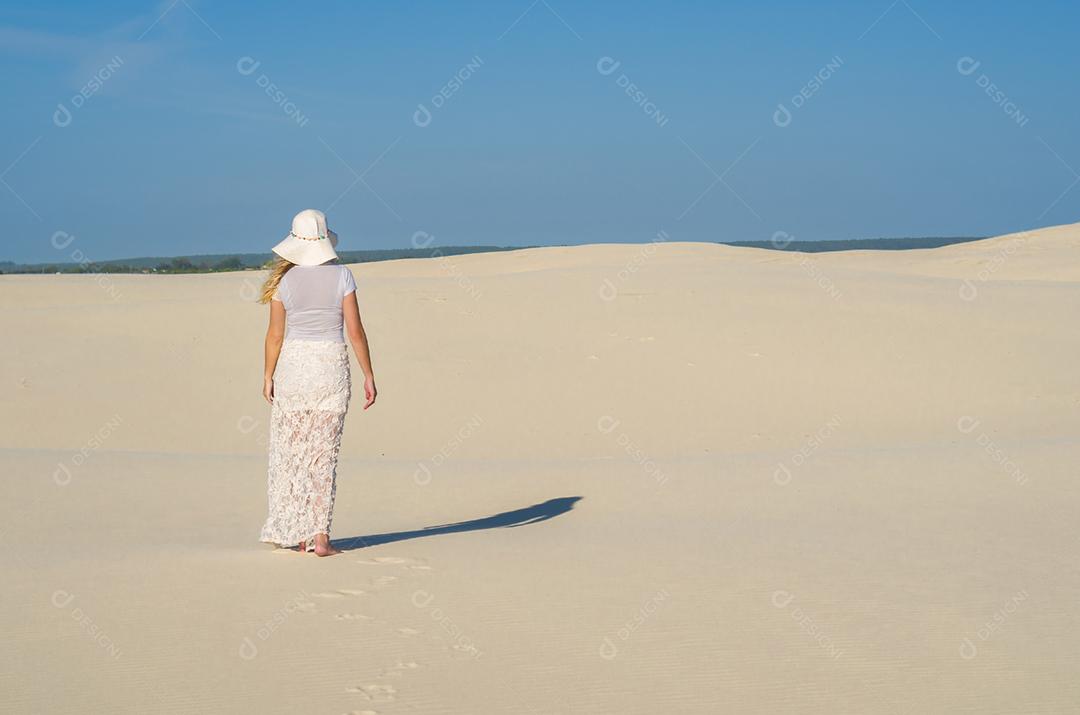 Jovem mulher andando nas dunas, deserto.