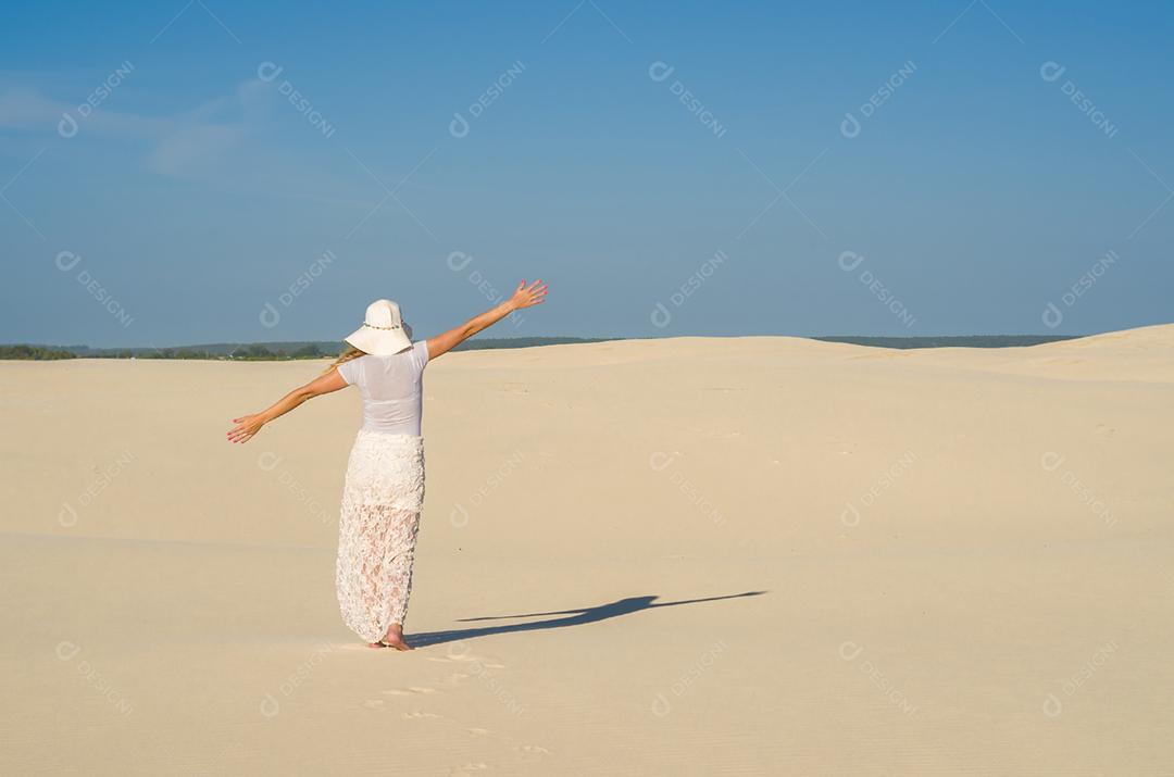 Jovem mulher andando nas dunas, deserto.