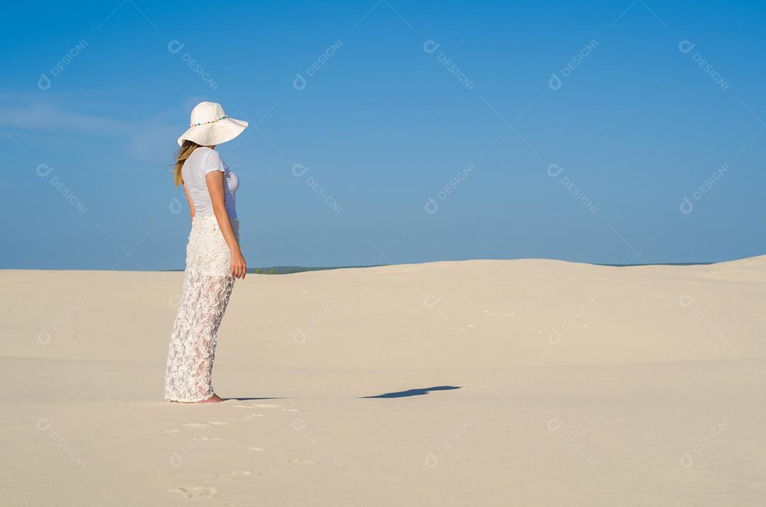 Jovem mulher andando nas dunas, deserto.