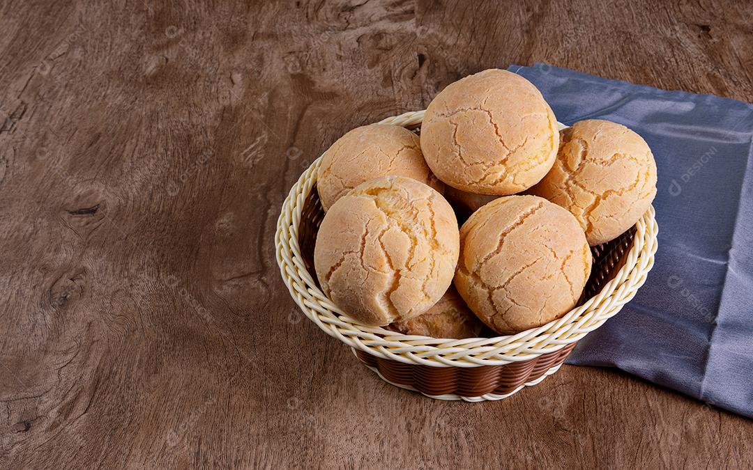 Pão de queijo brasileiro típico em uma cesta com café