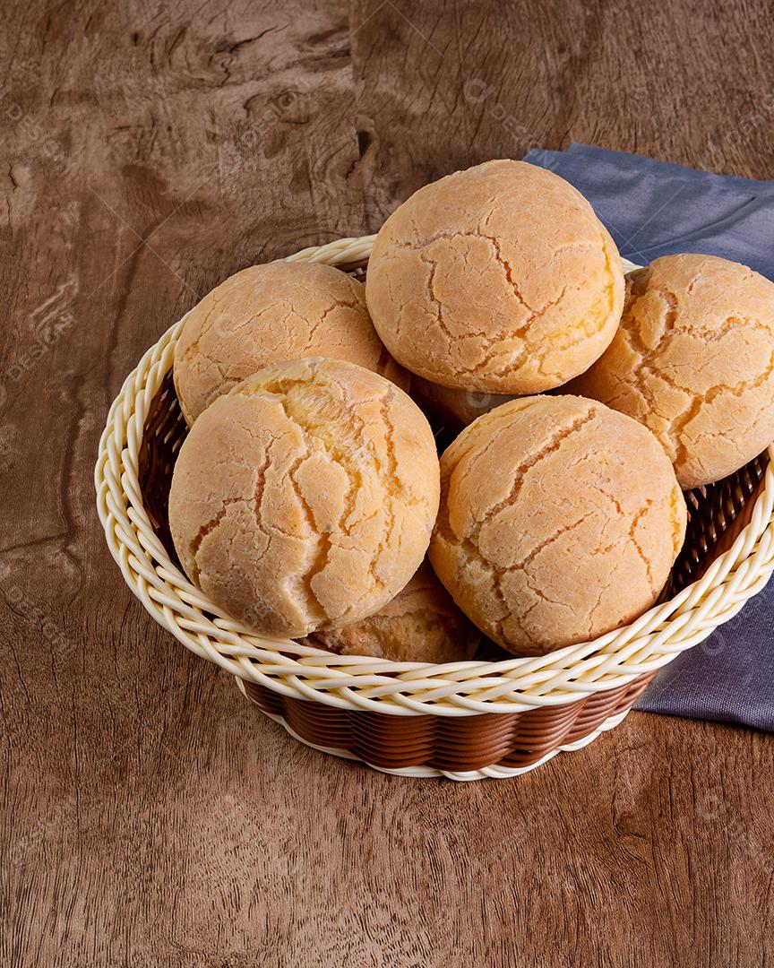 Pão de queijo brasileiro típico em uma cesta com café