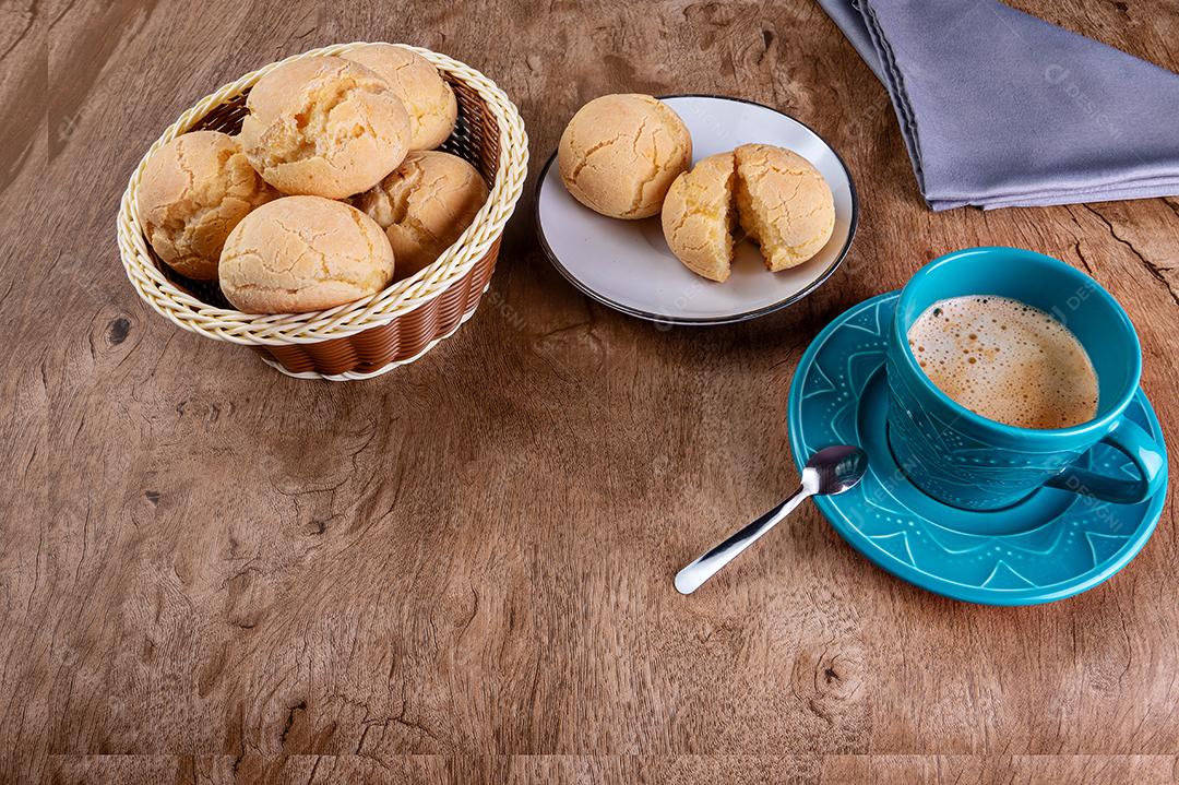 Pão de queijo brasileiro típico em uma cesta com café