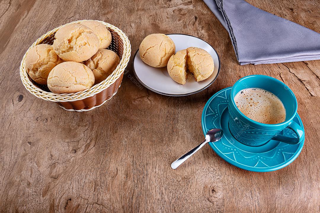 Pão de queijo brasileiro típico em uma cesta com café