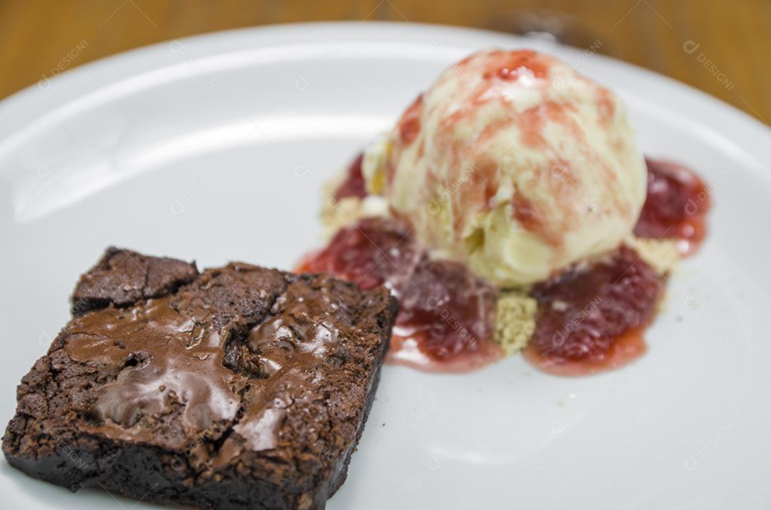 Deliciosa sobremesa de brownie de chocolate com sorvete de creme e cerveja de framboesa