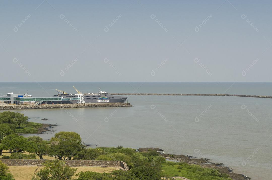 Vista aérea do farol de Colonia del Sacramento no Uruguai, um importante ponto turístico.