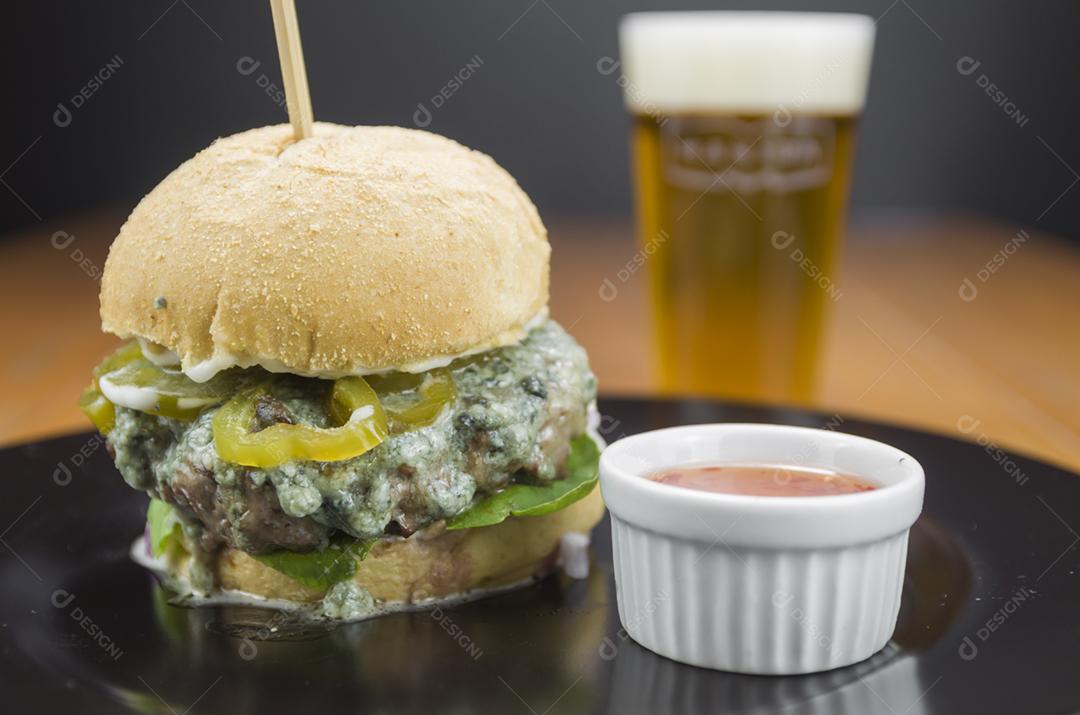 Hambúrguer caseiro saboroso na mesa de madeira e fundo preto